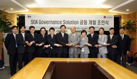 제휴식 이후  BEA시스템즈코리아와 LG CNS 양사 대표와 임직원이  &#039;국내 최초의 SOA 거버넌스 솔루션 개발 공동 프로젝트&#039;의 성공적인 사업 공조를 위한 결의를 다지면서 기념촬영을 하고 있다.