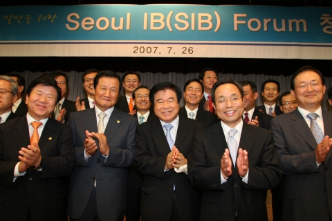 사진 왼쪽부터,
 
첫번째, 박병석 국회 정무위원장
두번째, 윤증현 금융감독위원장 
세번째, 서울대 민상기 교수 [Seoul IB(SIB) 포럼 의장]
네번째, 김창록 한