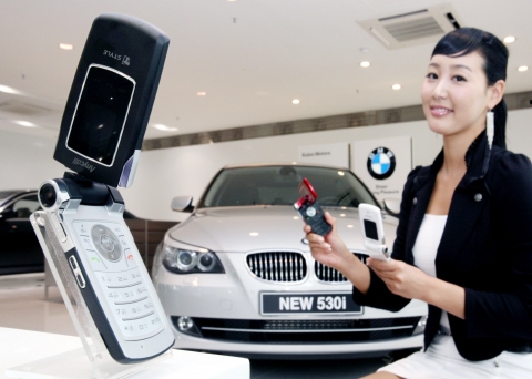 삼성전자는 최근 출시한 'UCC폰(SCH-B750)'이 BMW 5시리즈 가운데528i 스포츠, 530i, 550i, M5의 4가지 모델에 기본 사양으로 포함된다고