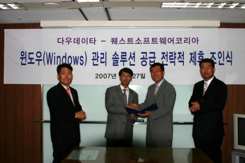 퀘스트소프트웨어코리아는 다우데이타와 윈도우 관리(WM) 시장 확대를 위한 총판 계약을 체결했다고 밝혔다. 사진 왼쪽부터 다우데이타 김동현 상무님, 다우데이타 이진환 대표이사, 퀘스