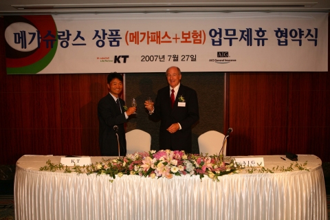 27일 잠실 롯데호텔에서 이옥기 KT 마케팅본부장(왼쪽)과 게리 먼스터맨(Gary Munsterman) AIG 한국지사장이 메가슈랑스 업무 제휴 협약을 체결하고 있다
