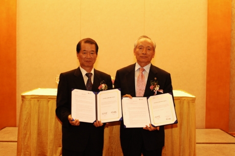 경찰공제회 이사장 강명구(왼쪽) 중앙교육진흥연구소 회장 허필수(오른쪽)