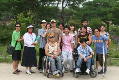 SK텔레콤이 운영하고 있는 대학생 자원봉사단 Sunny(써니)는 부산 지역 장애인과 함께 1박 2일간 서울에 머무르며 경복궁 등 주요 명소를 방문했다.