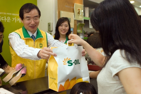 아름다운 가게 서울 안국점에서 열린 “S-OIL과 함께 하는 아름다운 토요일” 행사에서 S-OIL 사회봉사단 자원봉사자들이 임직원들이 기증한 물품을 판매하고 있다. 판매 수익금 전액은 불우이웃을 돕는데 사용된다.
