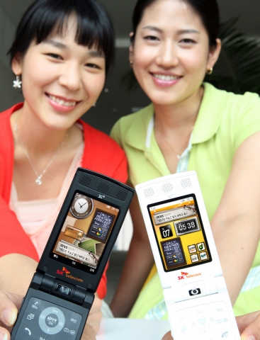 각기 다른 배경화면이 적용된 T INTERACTIVE V2 화면