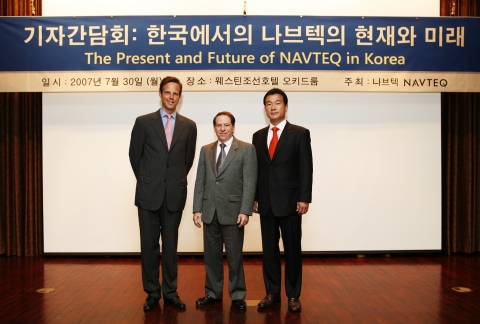 가운데, 리치 슈만(아시아 태평양 담당 수석 부사장), 왼쪽은 윌리엄 랭던(한국 담당 지사장, Country Manager), 오른쪽은 서영택(한국 영업 총괄 담당 부사장)