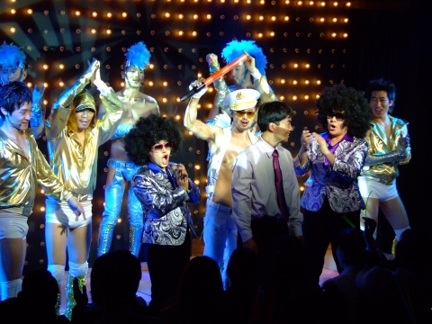 관객참여형 뮤지컬로 좋은 반응을 보이고 있는 브로드웨이 클럽뮤지컬‘동키쇼’공연 장면/ 대학로 동키쇼 전용홀 / 7월 1일~9월 30일 (시즌2) / 문의 ㈜시그마엔터테인먼트 02)3443-6487