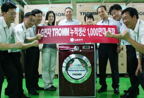 LG전자 드럼세탁기 '트롬' 천만번째 제품이 오늘 오전 창원공장에서 출하된 것을 기념, 세탁기 사업부 임직원들이 함께 축하하고 있다.(LG전자 세탁기사업부장 조성