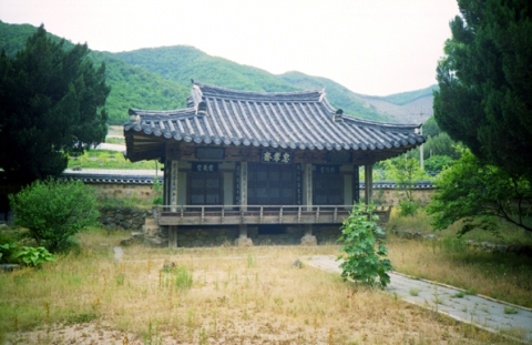 선생과 아들 정용기 의병장의 항일의병정신을 기리고자 건립한 사당 충효재 