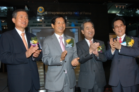 기업은행(은행장 강권석)은 1일 을지로 본점에서 창립 46주년을 맞아 우수한 중소기업인들의 업적을 기리기 위한 제4회 중소기업인 명예의 전당 헌정식을 갖고 기념촬영을 하고 있다. 