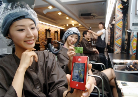 뉴비틀 MP3와 뷰티샵의 만남...LG전자, 앳폼조성아와 공동마케팅