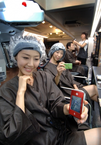 뉴비틀 MP3와 뷰티샵의 만남...LG전자, 앳폼조성아와 공동마케팅