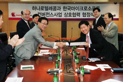 2일 오전 서울 여의도 하나로텔레콤 본사에서 하나로텔레콤 박병무 사장(왼쪽)과 한국마이크로소프트 유재성 사장이 UC(통합커뮤니케이션) 등 미디어 컨버전스 공동사업을 위한 전략적 파