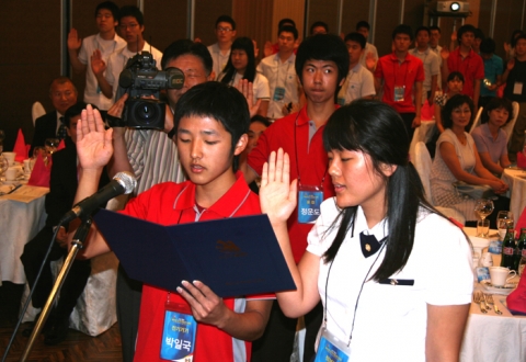 제42회전국기능경기대회에 참가하는 충남선수단이 8월3일 충남 천안에서 가진 결단에서 선수단 선서를 하고있다.