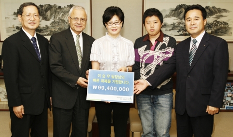 왼쪽부터 김득휘(제일동우회 부회장), 존 필메리디스(SC제일은행장), 김은실(이승우 팀장 부인), 이상호(이승우 팀장 아들), 김대윤 지점장(동기 회장)