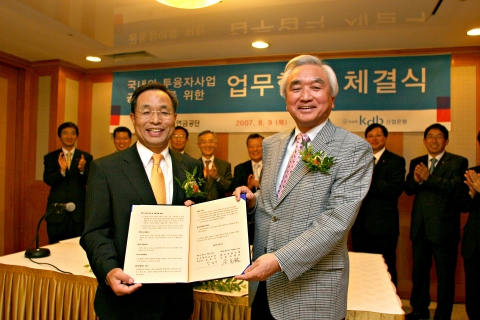 왼  쪽 : 김창록 한국산업은행 총재
오른쪽 : 김완기 공무원연금공단 이사장