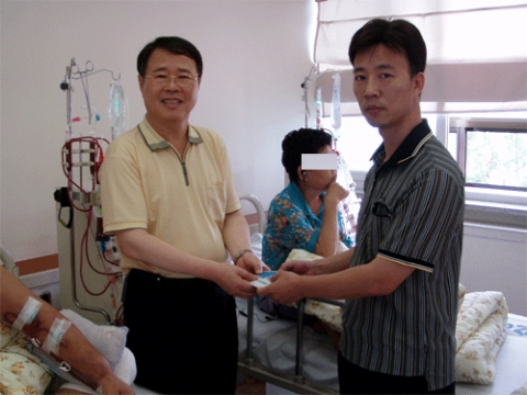 경품나라 대표가 모퉁이복지재단 이사장에게 헌혈증서를 전달하는 모습