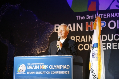 미국 뉴욕주 엘렌빌에서 개최된 IHSPO개막식에서 대회사를 하고 있는 이승헌 국제뇌교육종합대학원대학교 총장. 세계 유일의 두뇌올림피아드인 IHSPO의 창설자이기도 하다.
