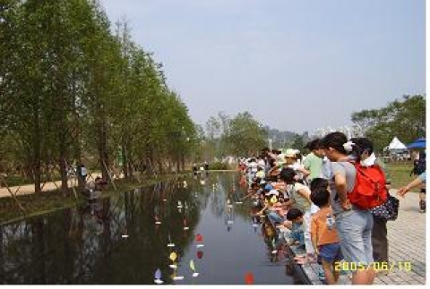 거울연못에 양초배 띄우기(2005년 개장행사)
