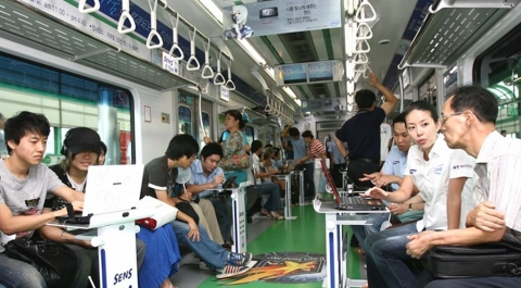 '센스 e-Train' 이벤트를 통해 지하철 2호선을 이용하는 시민들이 2호선 3량과 8량에 설치되어 있는 삼성전자 노트북 '센스 Q45'와 2