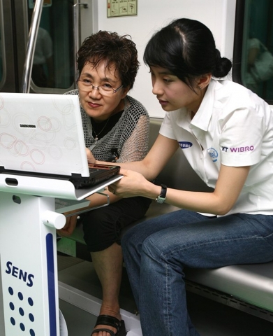 '센스 e-Train' 이벤트를 통해 지하철 2호선을 이용하는 시민들이 2호선 3량과 8량에 설치되어 있는 삼성전자 노트북 '센스 Q45'와 2