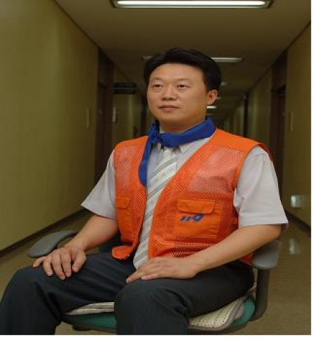 얼음조끼와 얼음스카프를 하고 있는 모습