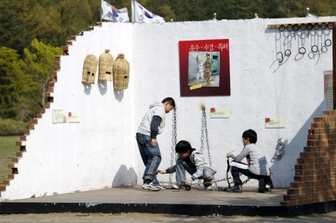 독립군 감옥생활 체험 중인 어린이들