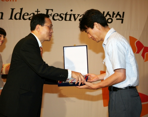 SK텔레콤이 중소벤처기업의 창의적 아이디어를 공모하여 공동사업화 하기 위한 ‘Open Idea + Festival’이 시상식을 14일 워커힐호텔에서 개최했다. 사진은 김신배 사장이