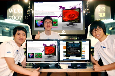 삼성전자 게임단 칸(KHAN) 선수들이  WCG 2007 공식 모니터로 선정된 삼성 싱크마스터 LCD 모니터 'CX226CW'(와이드형)로 게임을 즐기고 있다.
