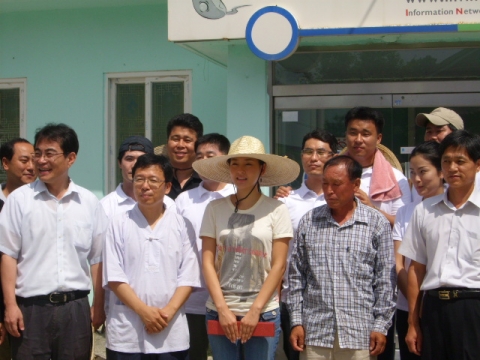 정보화마을 홍보대사 박진희가 농촌자원봉사 참여하였다