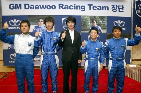 GM DAEWOO는 국내 자동차 업계 최초로 '지엠대우 레이싱팀'을 창단, 20일 서울 밀레니엄 힐튼 호텔에서 창단식을 열었다. 지엠대우 레이싱팀원들이 이 날 창
