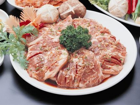 양념돼지목살 (가격 : 13,000원/1.5kg) 은 돼지목살 부위는 씹는 맛이 좋고 지방이 적당히 박혀있어 부드럽다. 이 돼지목살 부위에 토종야콩(쥐눈이콩) 3년 숙성 간장으로 
