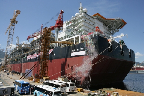대우조선해양이 지난 8월 21일 이 회사 안벽에서 단일 공사금액으로 1조2천억여원에 이르는 세계 최대규모의 ‘아그바미 FPSO&#039; 프로젝트 공사를 마치고 명명식을 갖고 있다.