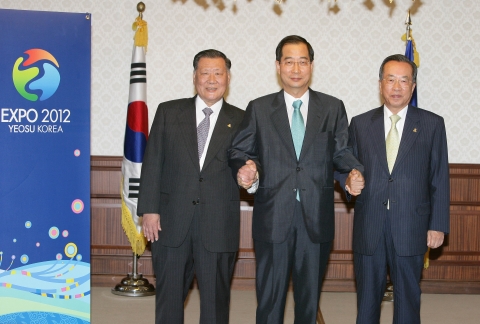 2012 여수세계박람회 유치위원회는 22일, 서울 세종로 정부종합청사 국무총리 접견실에서 정몽구 현대기아차 회장을 명예유치위원장으로 위촉했다.  사진 왼쪽부터 정몽구 회장, 한덕수