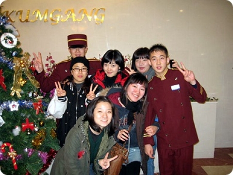 2006년 12월부터 김혜우씨가 2달여간 근무한 외금강 호텔. 함께 일하는 조선족 친구들과 추억을 남기기 위해 사진을 찍어두었다.