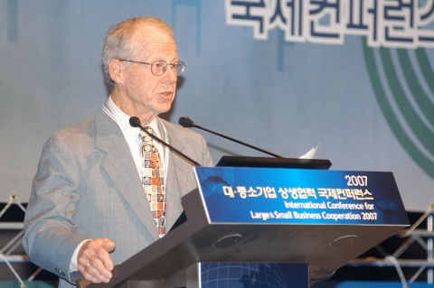 전경련 중소기업협력센터는 24일 워커힐호텔에서 한덕수 국무총리, 조석래 전경련 회장, 호시노 데쓰오 기후차체공업 회장, 이윤호 전경련 상근부회장 등 300여명이 참석한 가운데 