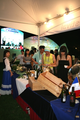 월드푸드 페스티벌의 ‘프랑스 와인축제’ 코너에서 참가자들이 프랑스 요리를 담고 있다.