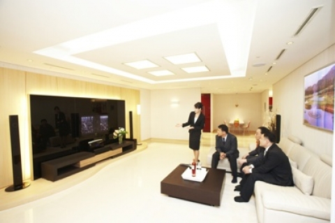 LED BLU가 채택된 LCD TV와 LED 조명으로 꾸며진 거실 전경