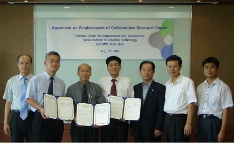 2007. 08. 23., 木, pm 3:00 / 한국생산기술연구원 광주연구센터
- 왼쪽부터 생기원 나노기술집적센터장 이종호, BMR 대표이사 라윤주, Qnix 대표이사 이창권,