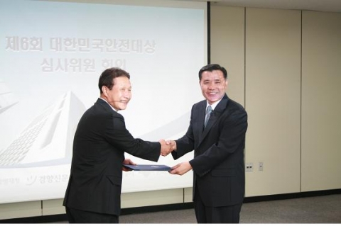 △ 심사위원 위촉장을 수여하는 공사 남상호 사장(右)과 이춘하 심사위원장(左)