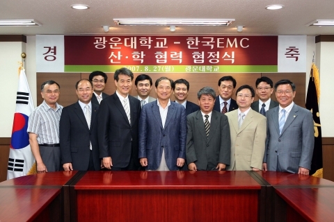 정보 인프라스트럭처 솔루션 업체 한국EMC(대표 김경진)와 광운대학교(총장 이상철)가 27일 산학협력을 체결하고 국내 최초로 정보 스토리지 교과 과정 개설을 비롯, 정보 스토리지 