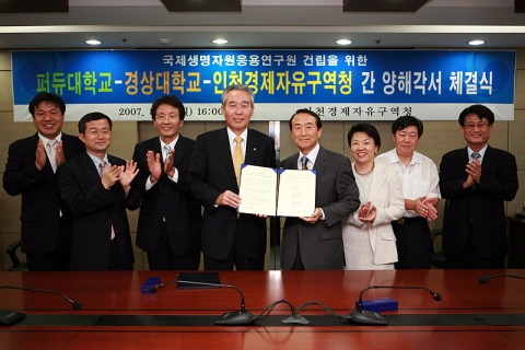경상대학교(총장 조무제)가 21세기 동북아 첨단의료산업의 중심으로 급부상하고 있는 인천경제자유구역 내에 ‘국제생명자원응용연구원’을 미국 퍼듀대학교(총장 코르도바)와 함께 건립키로 