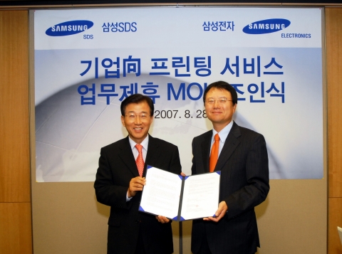 28일 삼성전자 수원사업장에서 있었던 삼성전자와 삼성SDS 간의 기업용 프린팅 서비스 업무제휴 MOU 조인식에서 삼성SDS 김인 사장과 삼성전자 박종우 사장이 양해각서를 교환하고 