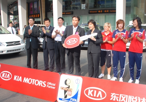 기아차는 이번 FIFA 여자월드컵 개막전 및 결승전이 열리는 상해 홍구(Hongkou) 경기장에서 중국 여자 대표팀 감독 및 선수와 대회 관계자들이 참석한 가운데 상해 월드컵 조직