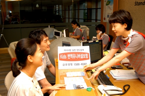 출산을 앞둔 부부가 고객 창구에서 어린이보험 상품에 대해 설명을 받고있는 장면