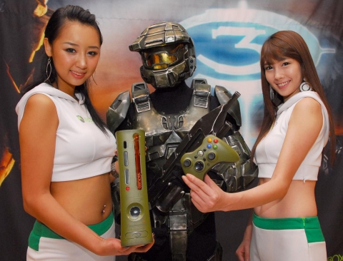 Xbox 모델과 헤일로 3 특별콘솔을 들고 있는 마스터치프 (왼쪽부터)