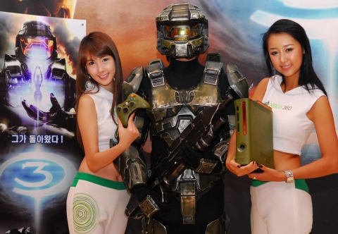 Xbox 모델과 헤일로 3 특별콘솔을 들고 있는 마스터치프 (왼쪽부터)