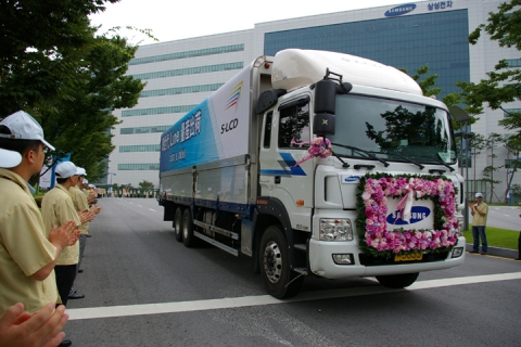 S-LCD 8세대 52인치 LCD 패널 출하 장면 
