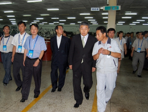 훈춘시 한국현지공장을 방문하고 공장관계자들의 설명을 듣고있는 장면