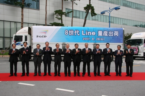 From the left:
- S-LCD CFO Masatoshi Hitomi 
- Sony Vice President Takemi Nagasaka 
- Sony Execut
